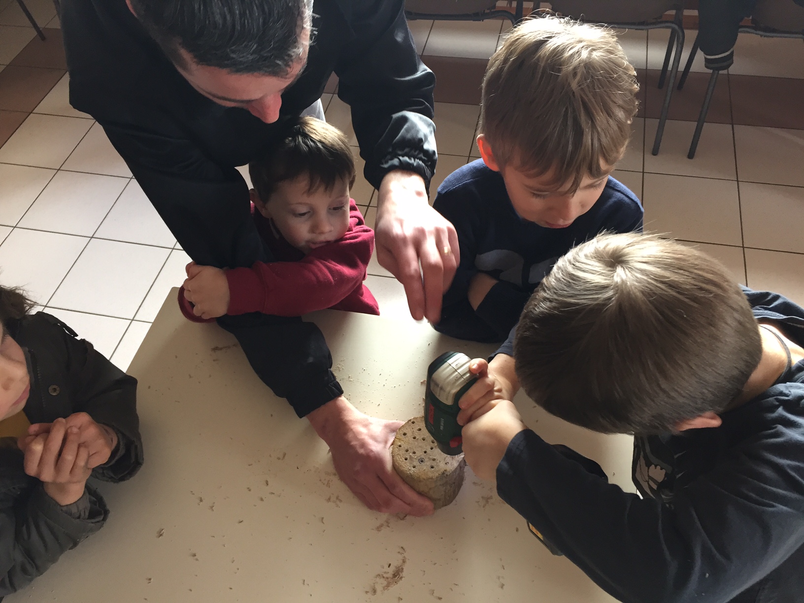 St Germier (79340)-2 mars 2016-Les enfants fabriquent un hôtel à insectes avec le CPIE Gâtine Poitevine et le CSC du Pays Ménigoutais © DR